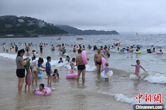 广东深圳：大梅沙海滨公园吸引游客 第3张