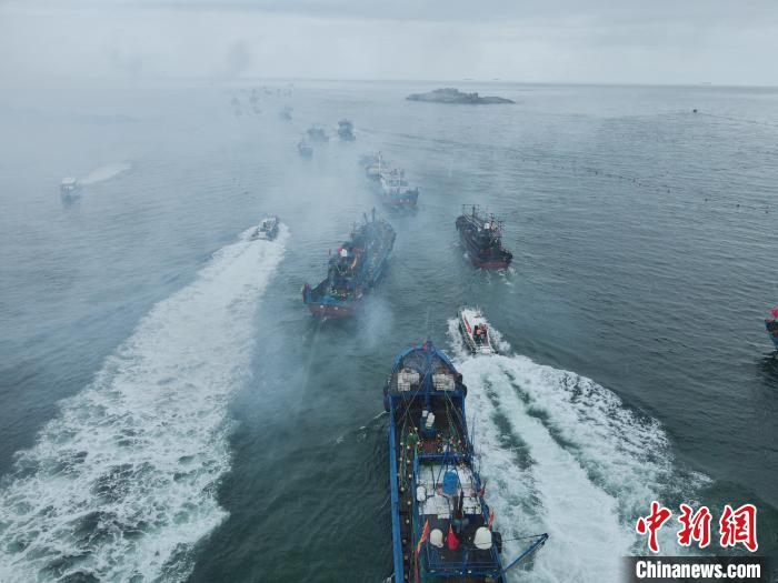 福建南日岛唱响“开海歌	” 争撒开渔“第一网” 第2张